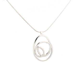 Colgante de Plata de Ley con forma que recuerda un garabato de 33x22mm, con cadena tipo cola de ratón de 40cm más 5cm de cadena
