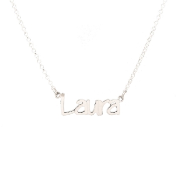 Collar de Plata de Ley compuesto por colgante personalizado con el nombre que tu elijas, centrado en una cadena rolo de un largo