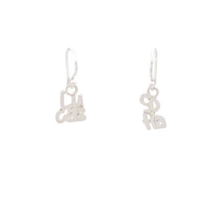 Pendientes de Plata de Ley donde dos nombres que tú elijas, iguales o diferentes, cuelgan de un ganchito hippie. El tamaño del n