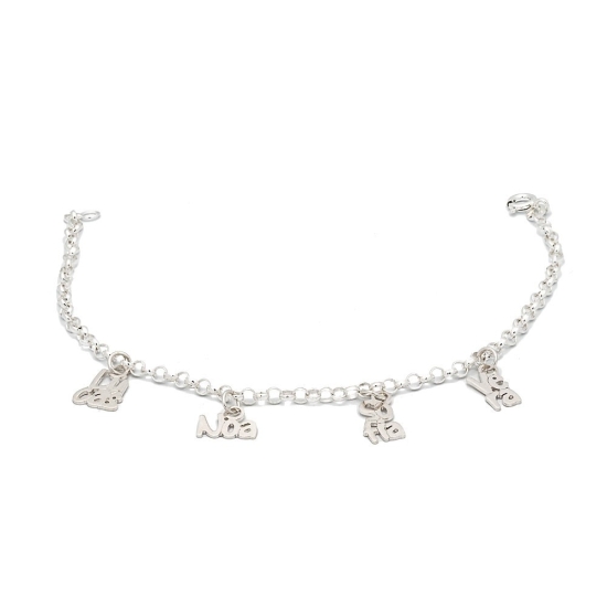 Pequeño colgante en Plata de 10x10mm con el nombre que tú elijas y rematado con una pequeña, pero fuerte, arandela abierta para 