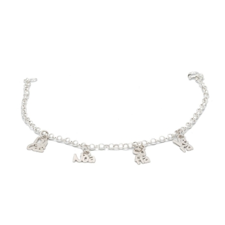 Pequeño colgante en Plata de 10x10mm con el nombre que tú elijas y rematado con una pequeña, pero fuerte, arandela abierta para 