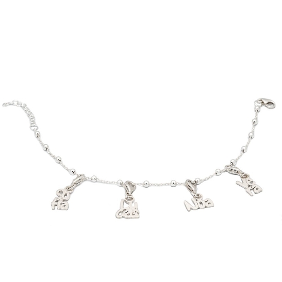 Pequeño colgante en Plata de 10x10mm con el nombre que tu elijas y rematado con un pequeño mosquetón para poder enganchar en los