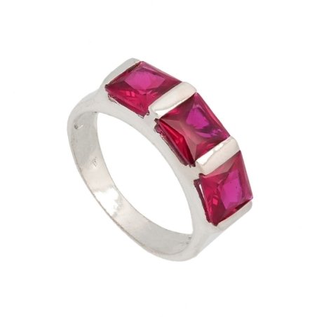 Anillo de plata y 3 circonitas de 6x6 mm en color rubí talla princesa y engaste en carril. Combina este anillo con la gargantill