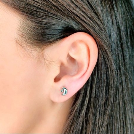 Pendiente mini de Plata de Ley con forma de luna. Se vende suelto para que puedas hacer la combinación que más vaya contigo, ide