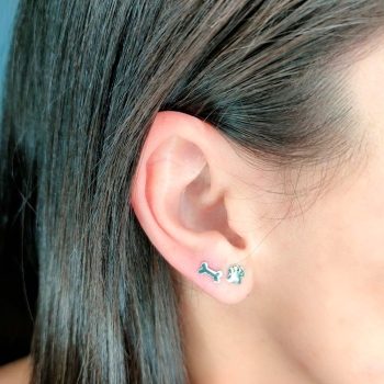 Pendiente mini de Plata de Ley con forma de huella. Se vende suelto para que puedas hacer la combinación que más vaya contigo, i 2