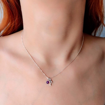Colgante de Plata de Ley con fina cadena de donde cuelga una letra de plata lisa y una pequeña bolita de ágata de la que podrás  2