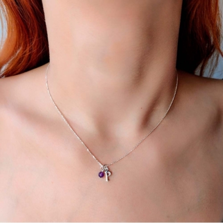Colgante de Plata de Ley con fina cadena de donde cuelga una letra de plata lisa y una pequeña bolita de ágata de la que podrás  Colgante de Plata de Ley con fina cadena de donde cuelga una letra de plata lisa y una pequeña bolita de ágata de la que podrás
