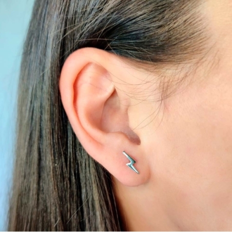 Pendientes mini de Plata de Ley con forma de rayo y rematados con tuerca de presión. Combínalos con otros pendientes pequeños en