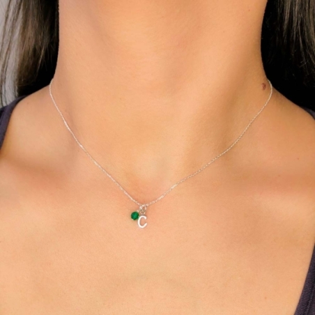 Colgante de Plata de Ley con fina cadena de donde cuelga una letra de plata lisa y una pequeña bolita de ágata de la que podrás  Colgante de Plata de Ley con fina cadena de donde cuelga una letra de plata lisa y una pequeña bolita de ágata de la que podrás