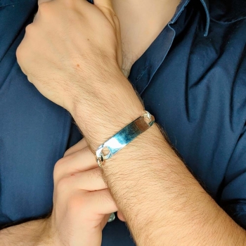 Pulsera de Plata de ley tipo esclava con una espectacular cadena barbada pisada de 10mm, cuya chapa de 40x10mm te permitirá hace 2