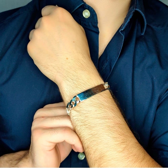 Pulsera de Plata de ley tipo esclava con una espectacular cadena barbada pisada de 12,5mm de ancho, cuya chapa de 40x12,5mm te p