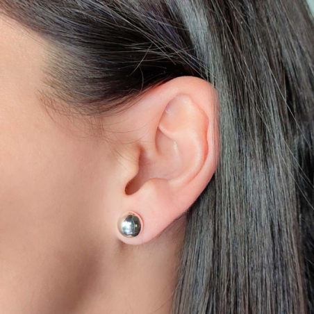 Pendientes de Plata de Ley rodiada de 9mm de diámetro y 6,2mm de altura. Un básico que podrás combinar con cualquier gargantilla