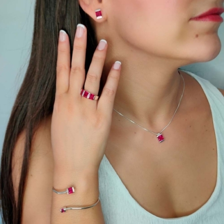 Colgante de plata y circonita con cadena veneciana de 40cm. Circonita de 6x6 mm en color rubí talla princesa y engaste en carril