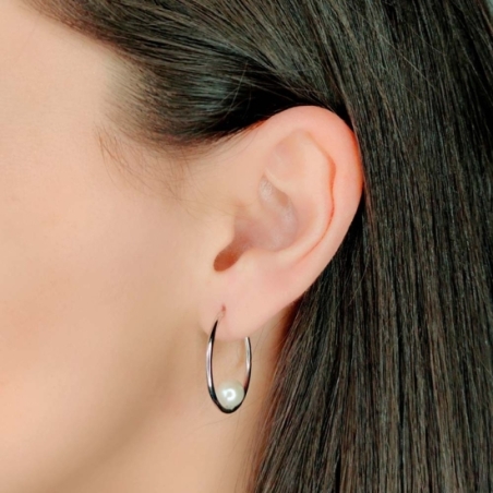 Pendiente Aro de 1,5 de grosor y 25mm en Plata de Ley rodiado cuyo atractivo radica en una perla natural de color blanco de 7,7m