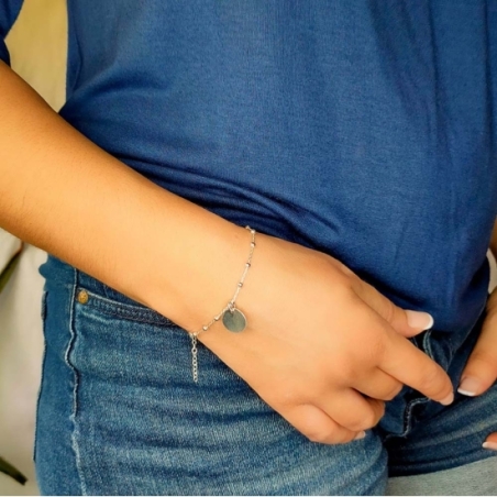 Pulsera de plata de ley de 16,5cm de longitud con bolitas de 2,5mmØ ensartadas en una cadenita cada 1cm y con una cadenita de al