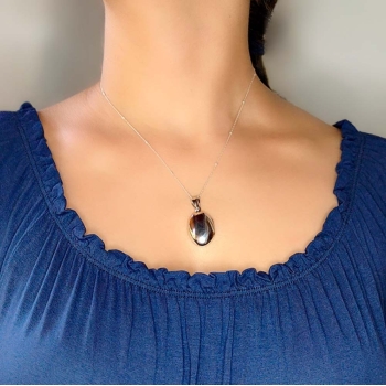 Clásico Colgante Guardapelo de Plata de Ley de forma ovalada de 18x25mm con una terminación lisa-pulida que se abre en un latera 2