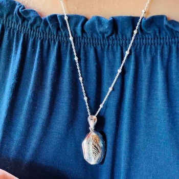 Clásico Colgante Guardapelo de Plata de Ley forma ovalada de 18x25mm con grabado de formas vegetales que se abre en un lateral d 2