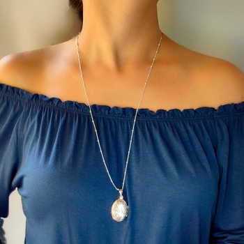 Clásico Colgante Guardapelo de Plata de Ley forma ovalada de24,5x33mm con grabado de formas vegetales que se abre en un lateral  2