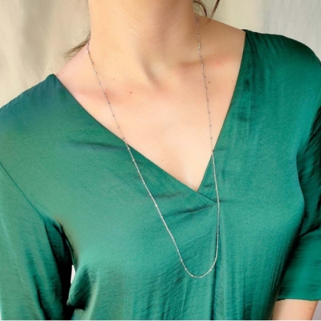 Cadena de Plata de Ley bañada en rodio de 80cm tipo forsá con bolitas facetadas de 2,2mmØ ensartadas cada 12mm que realzará de f