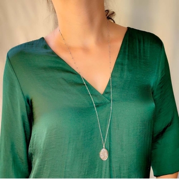 Clásico Colgante Guardapelo de Plata de Ley de forma ovalada de 20x30mm con repujado de formas vegetales que se abre en un later 2