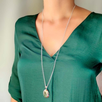 Clásico Colgante Guardapelo de Plata de Ley de forma ovalada de 24,5x33mm con una terminación lisa-pulida que se abre en un late 2