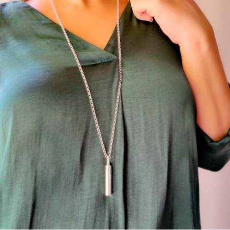 Original Colgante Guarda cenizas de Plata de Ley en forma cilíndrica de 27,6mm de largo y 37,6mm de diámetro y un largo total de