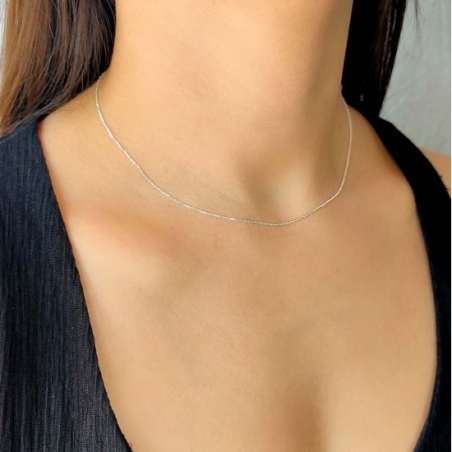 Fina cadena de plata de Ley forsá de 40cm que resulta ideal para complementar con colgantes de plata de pequeño tamaño.