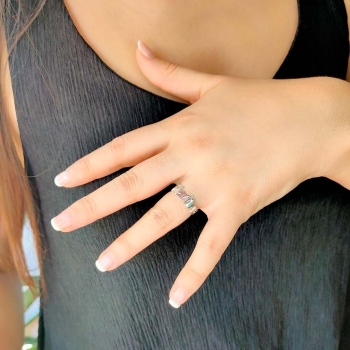 Anillo de Plata de Ley con el nombre que tú elijas, centrado en un puente de 4mm de ancho y 1mm de grosor y en la talla que nos  2