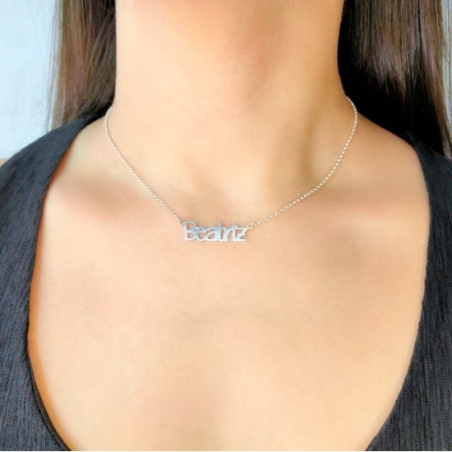 Collar de Plata de Ley compuesto por colgante personalizado con el nombre que tu elijas, centrado en una cadena rolo de un largo