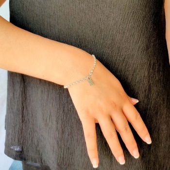 Pequeño colgante en Plata de 10x10mm con el nombre que tú elijas y rematado con una pequeña, pero fuerte, arandela abierta para  2