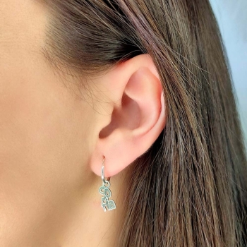 Pendientes de Plata de Ley donde dos nombres que tú elijas, iguales o diferentes, cuelgan de un arito de cierre oculto de 12mmØ. 2