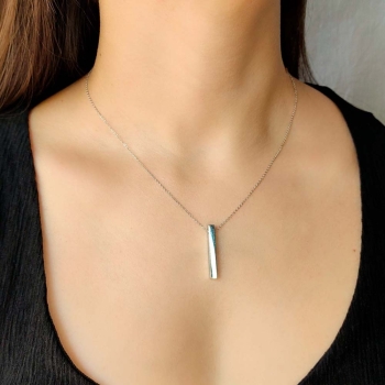 Original colgante de Plata de Ley con forma de pequeño lingote de 4x4mm y30mm de largo que cae de una fina cadena forsá de 40cm  2