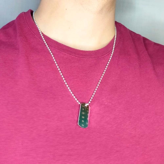 Clásico colgante de 2 chapas militares de 20,3x36mm. Una de las chapas cuelga de una gruesa cadena toilet de 50cm y la otra, de 