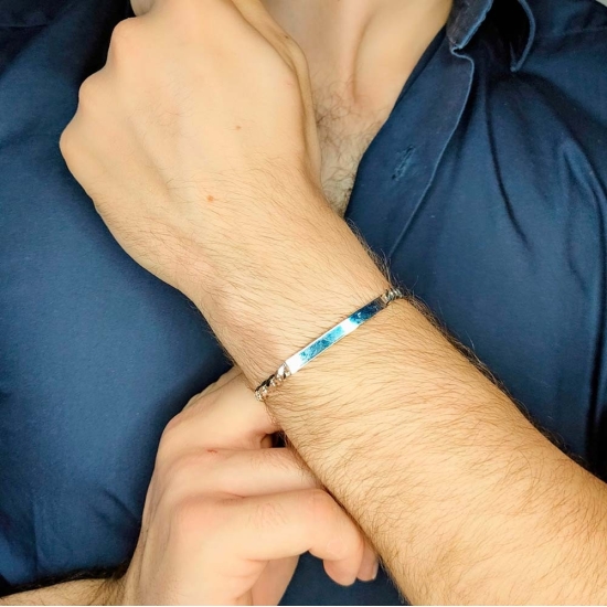 Pulsera de Plata de ley tipo esclava con una cadena barbada pisada de 5mm, cuya chapa de 44x5mm de larga te permitirá hacer grab