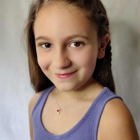 Colgante de Plata de Ley con fina cadena de donde cuelga una letra de plata lisa y una pequeña bolita de ágata de la que podrás  Colgante de Plata de Ley con fina cadena de donde cuelga una letra de plata lisa y una pequeña bolita de ágata de la que podrás