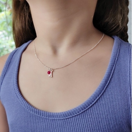 Colgante de Plata de Ley con fina cadena de donde cuelga una letra de plata lisa y una pequeña bolita de ágata de la que podrás  Colgante de Plata de Ley con fina cadena de donde cuelga una letra de plata lisa y una pequeña bolita de ágata de la que podrás
