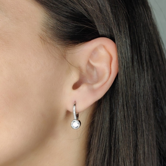 Cómodo y favorecedor pendiente de Plata de Ley con circonita engastada en chatón de 7mm con gancho hippie dormilona que podrás u