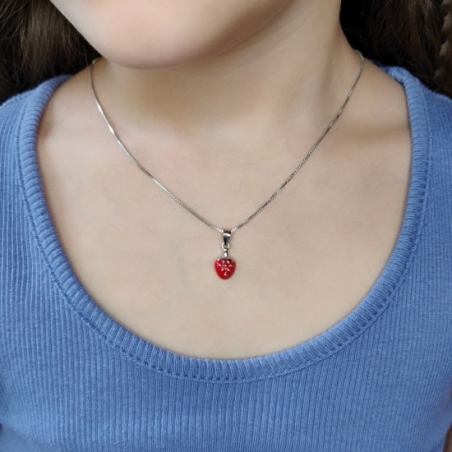 Conjunto de Plata de Ley rodiada con motivo de pequeñas fresas en los pendientes de 7x6mm y de11x7 en el colgante, terminadas co