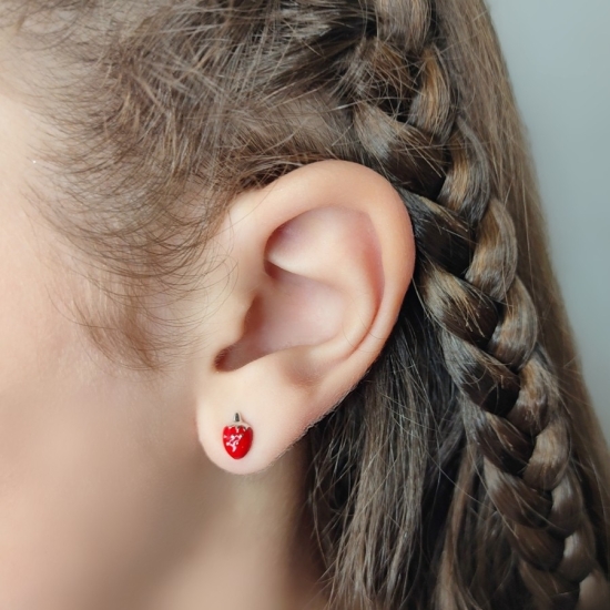 Conjunto de Plata de Ley rodiada con motivo de pequeñas fresas en los pendientes de 7x6mm y de11x7 en el colgante, terminadas co