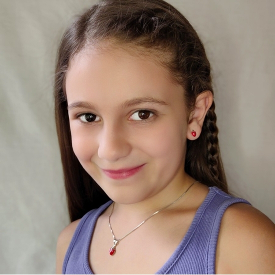 Conjunto de Plata de Ley rodiada con motivo de pequeñas fresas en los pendientes de 7x6mm y de11x7 en el colgante, terminadas co