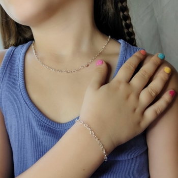 Delicada cadena de Plata de Ley  cuyos eslabones son pequeños corazones de 3,2x4mm entrelazados, tiene 40cm de longitud, pero se 2