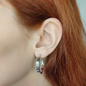 Originales pendientes de Plata de Ley rodiada tipo aro de sección rectangular, en medidas 30mm de diámetro, 4mm de ancho y 2mm d 2