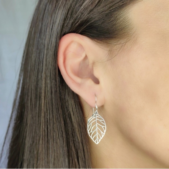 Pendientes de Plata de Ley de inspiración vegetal, donde las nervaduras de una hoja caladas en la plata le dan un especial encan