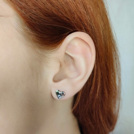 Pequeños pendientes de Plata de Ley rodiada de corazón, con cierre de presión que por su diseño minimalista podrás combinar con 