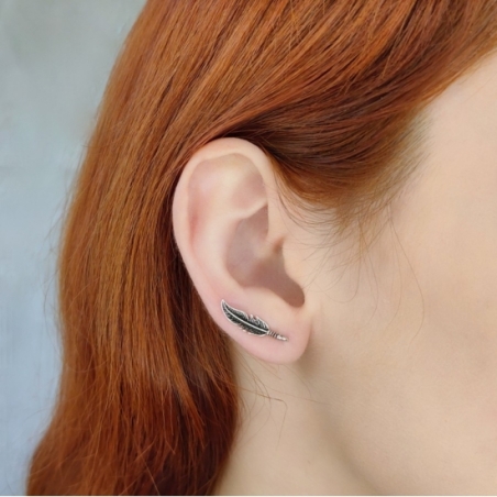 El más Hippie de todos los pendientes Trepadores de Plata de ley, esta plumita parece sacada de un atrapasueños, combínala con t