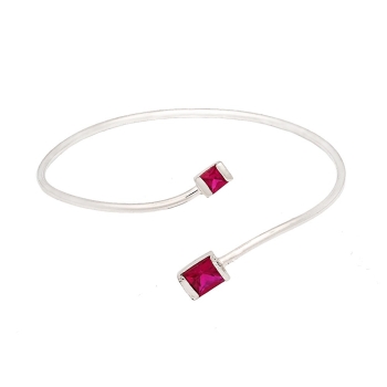 Pulsera brazalete de plata con dos circonitas, una mas grande (6x6mm) y la otra algo mas pequeña (4x4mm), en color rubí. Adaptab